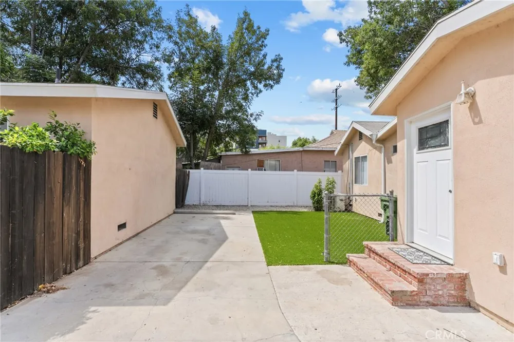 6906 Alabama Canoga Park, CA 91303