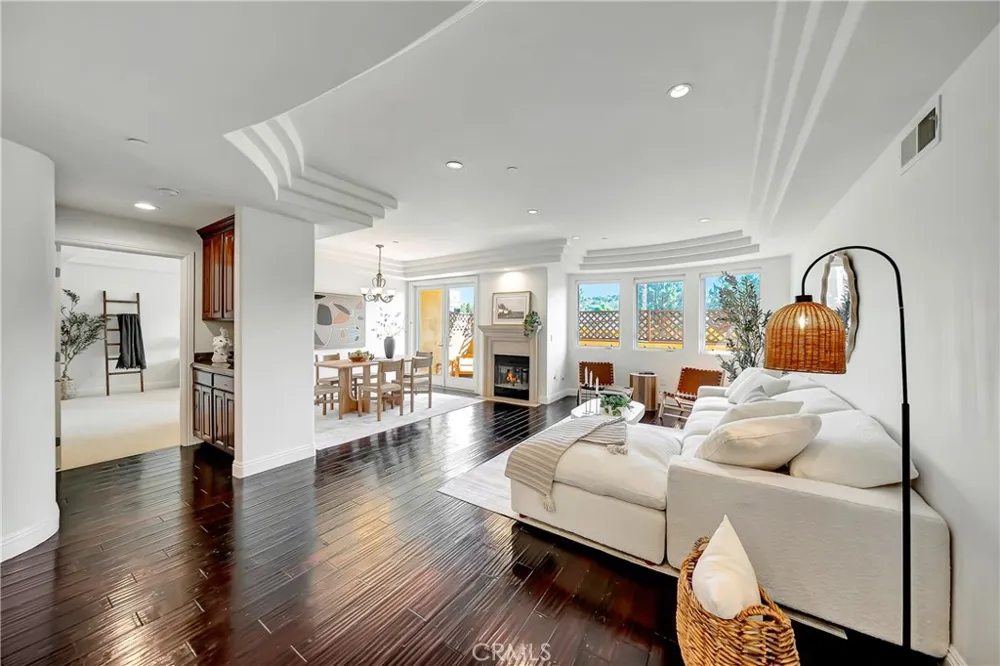 12044 Hoffman Street #303 Studio City, CA 91604