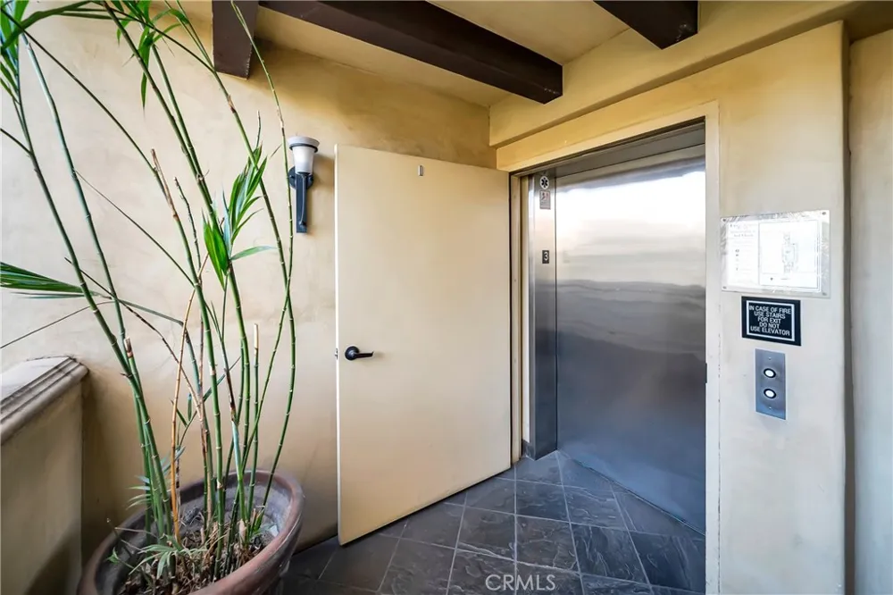 12044 Hoffman Street #303 Studio City, CA 91604