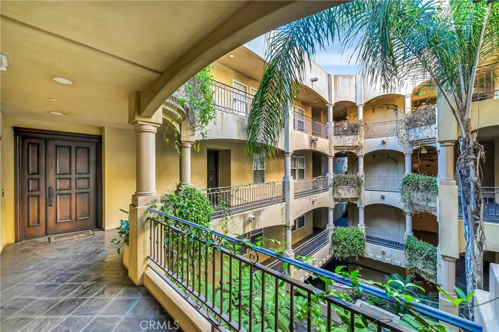 12044 Hoffman Street #303 Studio City, CA 91604