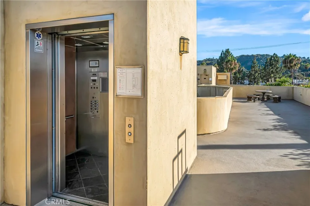 12044 Hoffman Street #303 Studio City, CA 91604
