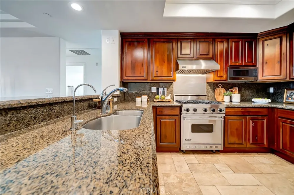 12044 Hoffman Street #303 Studio City, CA 91604