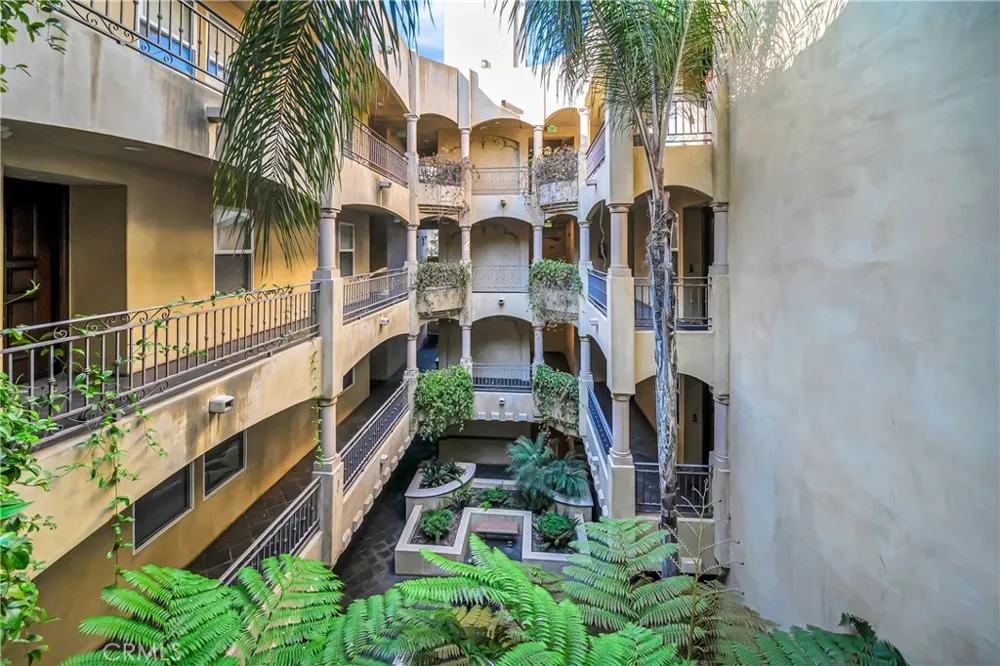 12044 Hoffman Street #303 Studio City, CA 91604