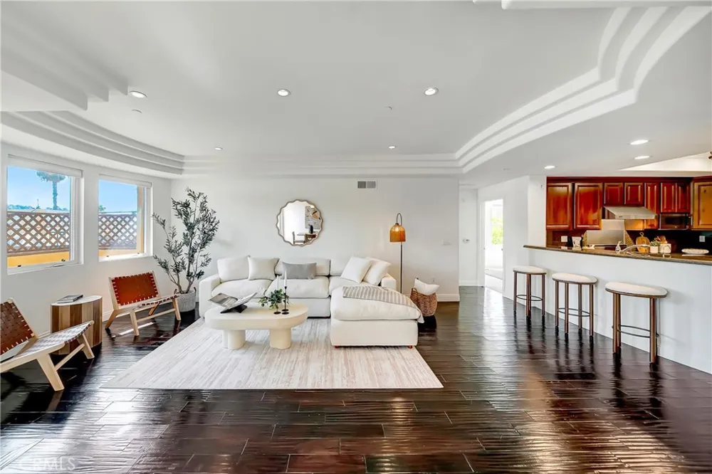 12044 Hoffman Street #303 Studio City, CA 91604