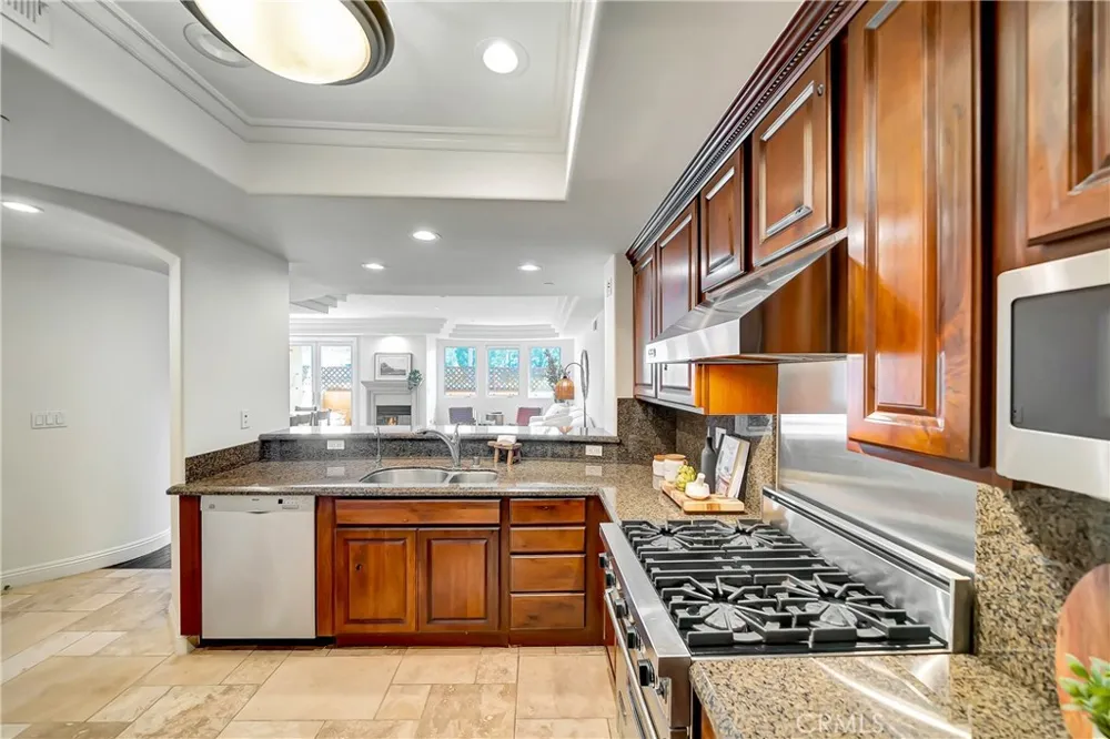 12044 Hoffman Street #303 Studio City, CA 91604
