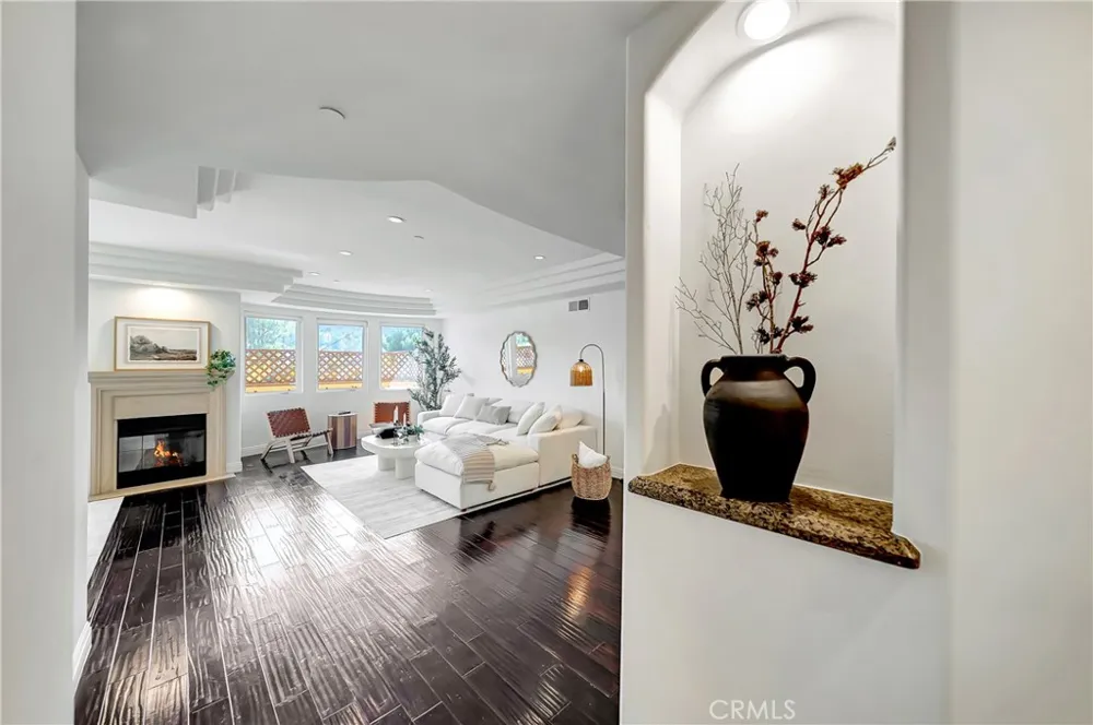 12044 Hoffman Street #303 Studio City, CA 91604