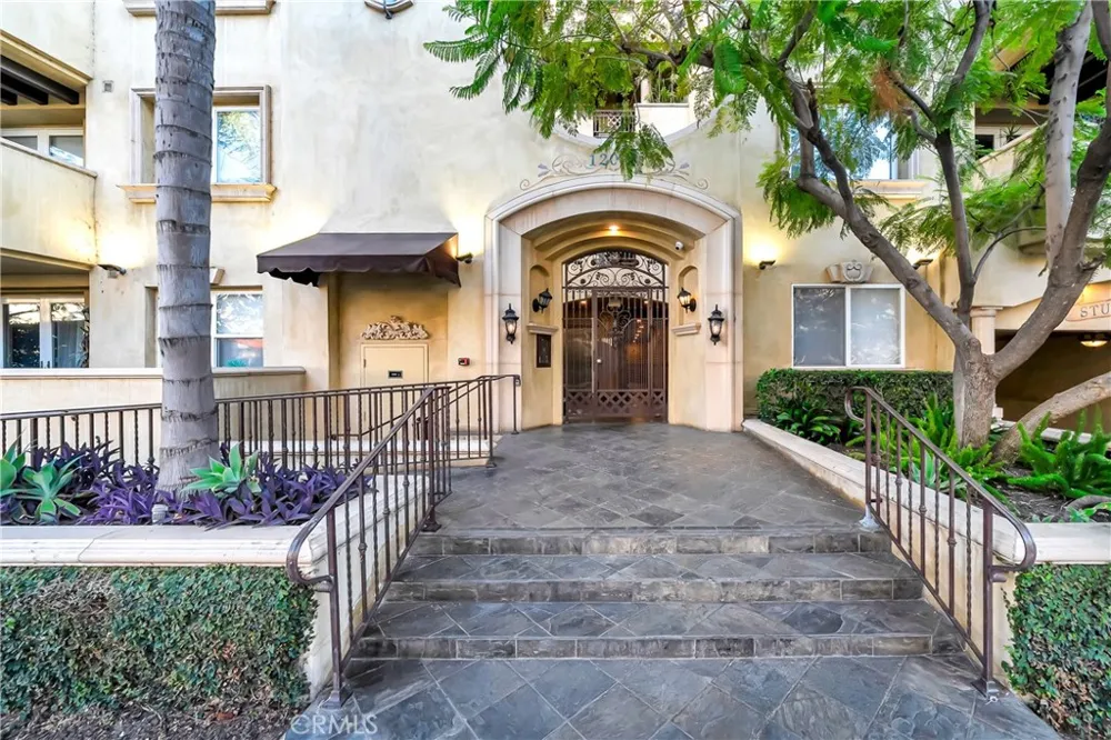 12044 Hoffman Street #303 Studio City, CA 91604