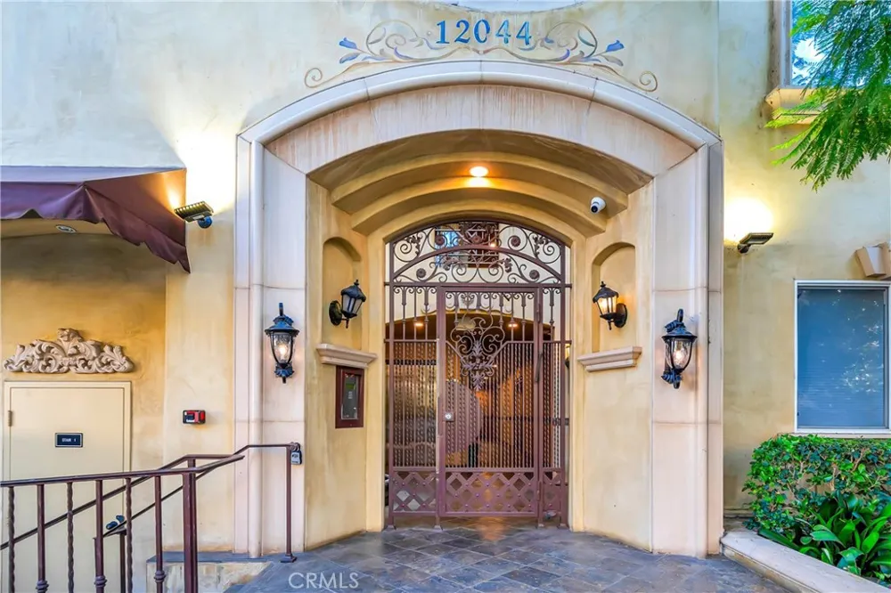 12044 Hoffman Street #303 Studio City, CA 91604