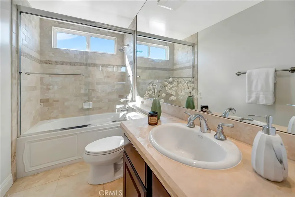 12044 Hoffman Street #303 Studio City, CA 91604