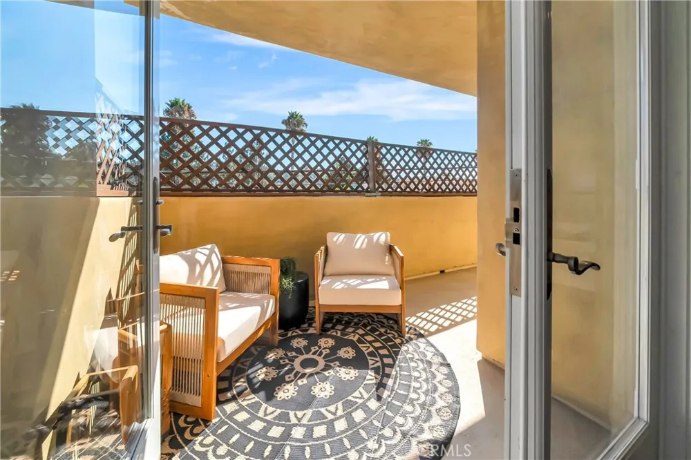 12044 Hoffman Street #303 Studio City, CA 91604