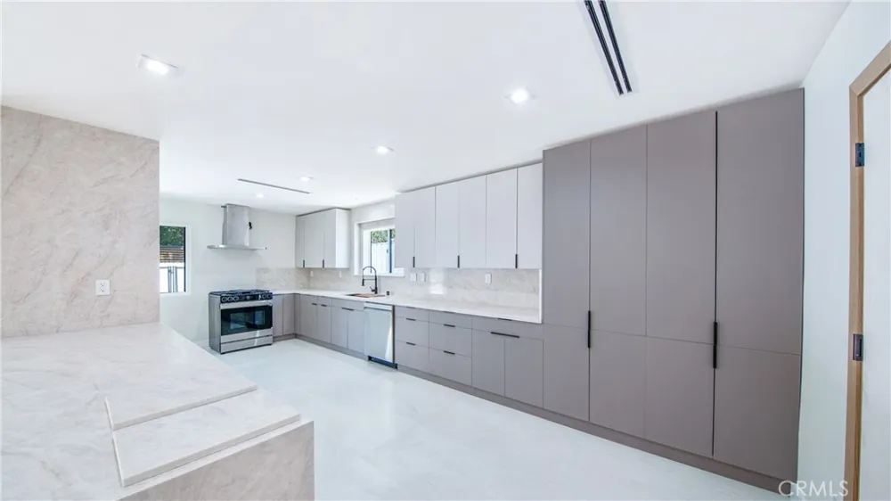 13633 Delano Street Valley Glen, CA 91401
