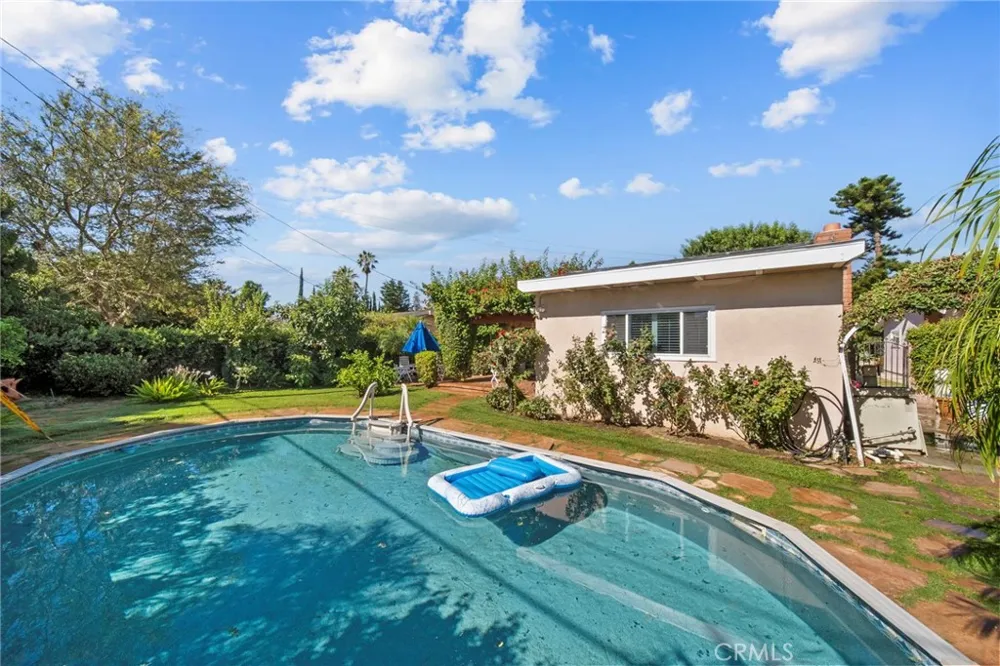 8518 Fullbright Avenue Winnetka, CA 91306