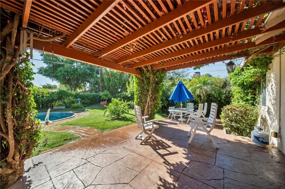 8518 Fullbright Avenue Winnetka, CA 91306
