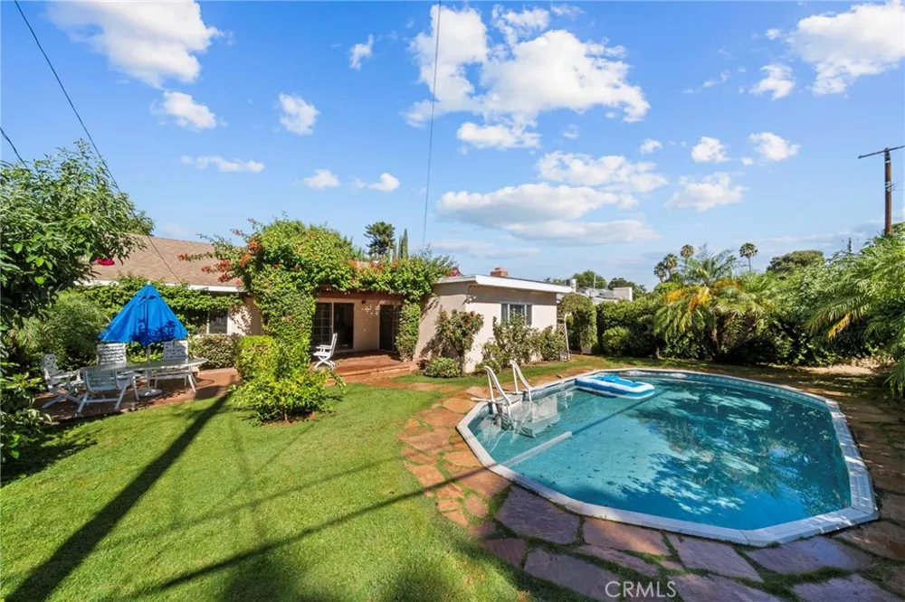 8518 Fullbright Avenue Winnetka, CA 91306