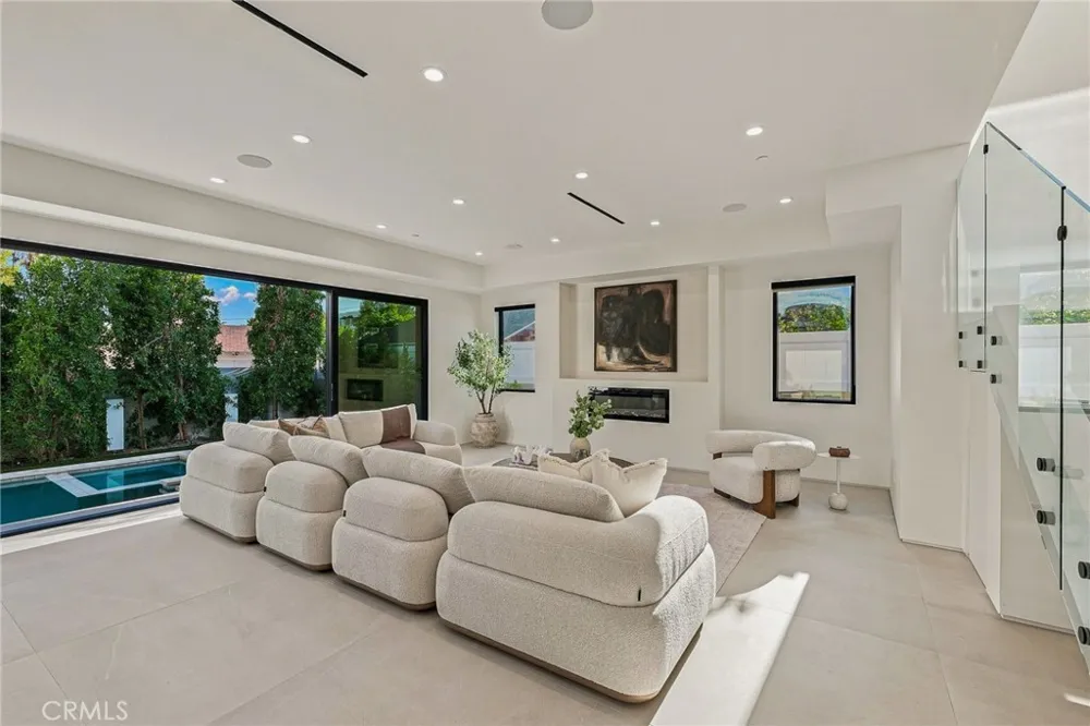 12408 Cumpston Valley Village, CA 91607