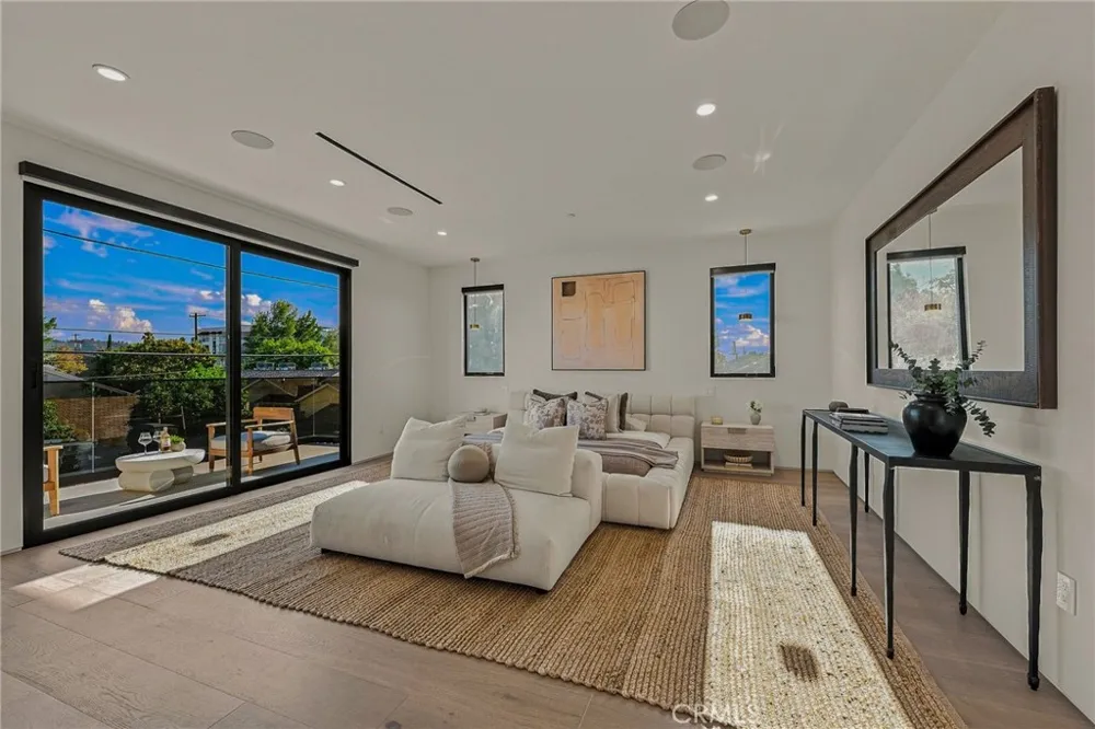 12408 Cumpston Valley Village, CA 91607