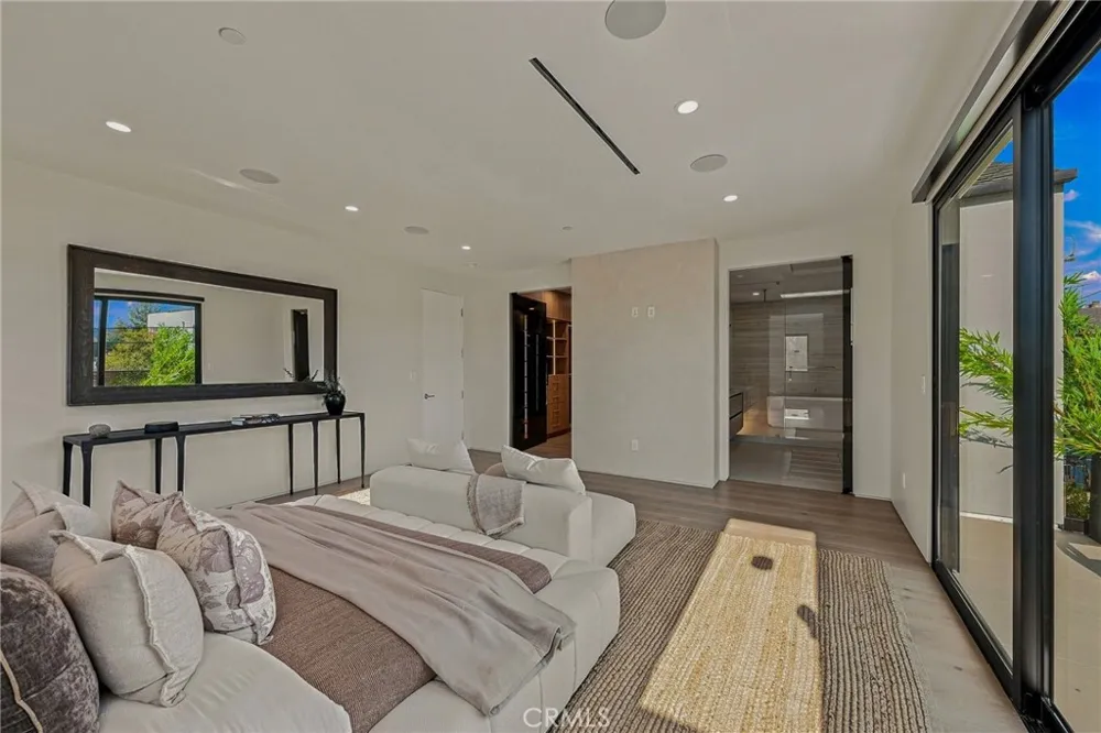 12408 Cumpston Valley Village, CA 91607