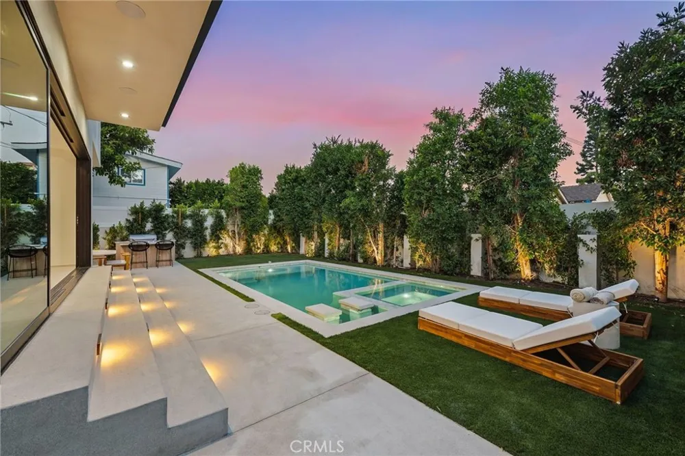12408 Cumpston Valley Village, CA 91607