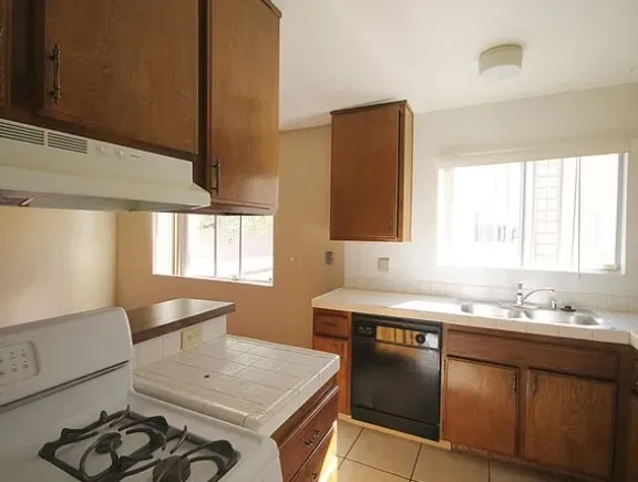 19545 Sherman #30 Los Angeles, CA 91335