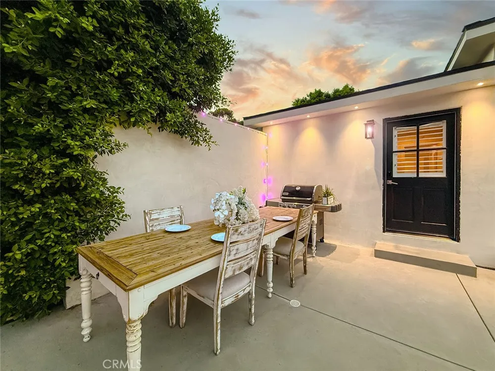15722 Magnolia Encino, CA 91436