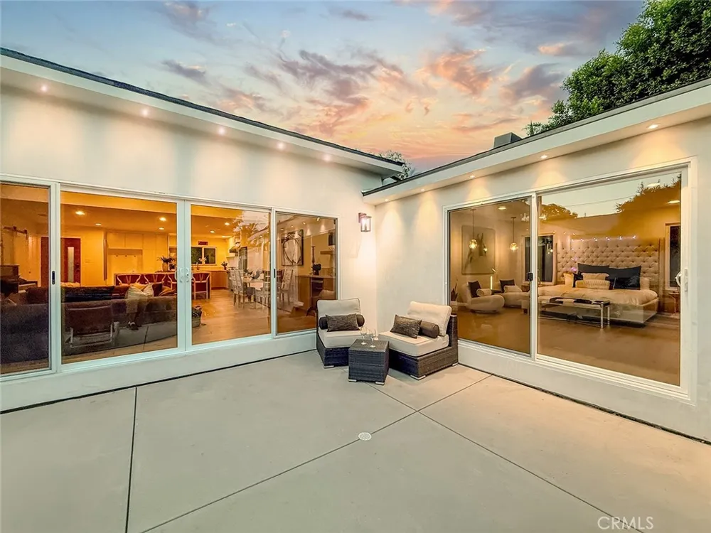 15722 Magnolia Encino, CA 91436