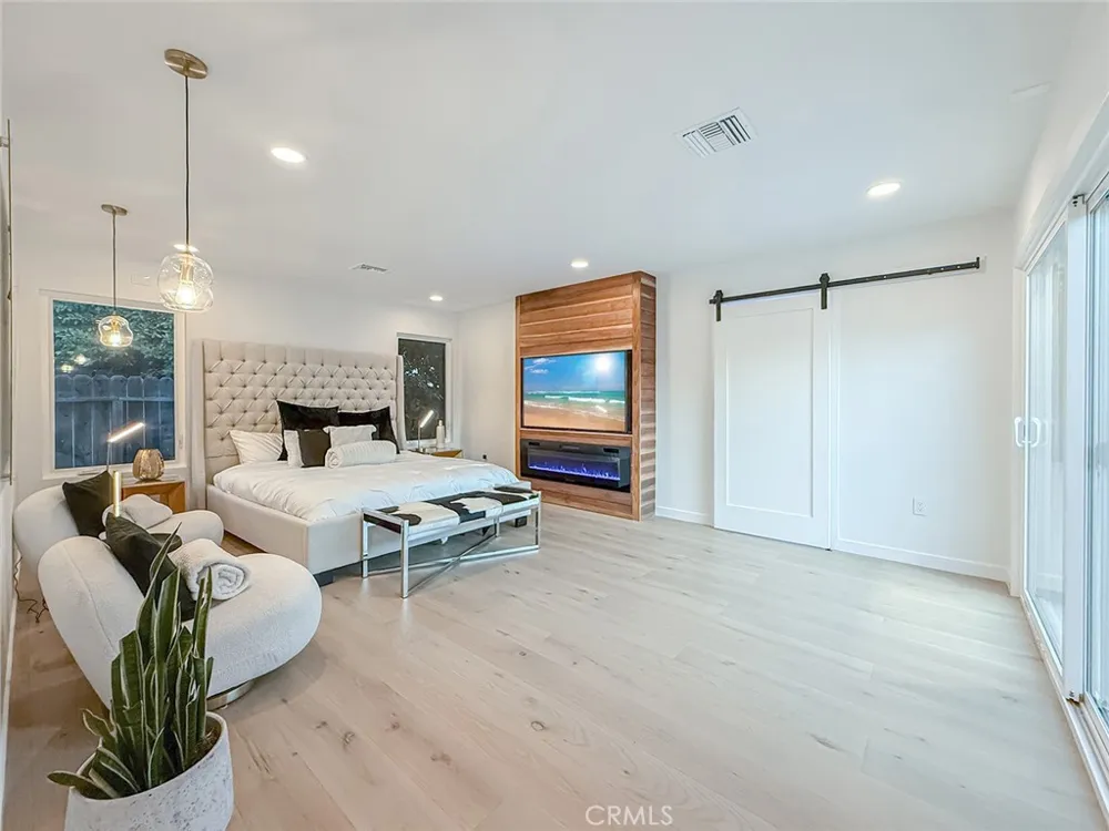 15722 Magnolia Encino, CA 91436
