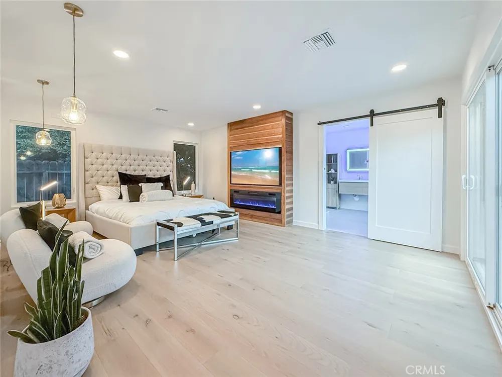 15722 Magnolia Encino, CA 91436