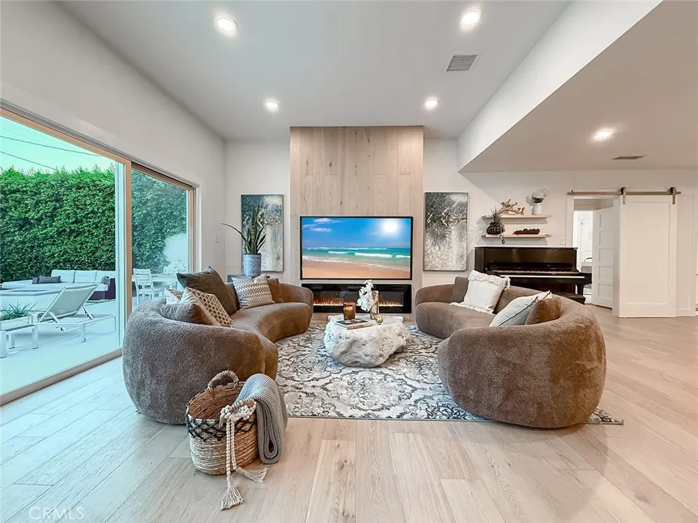 15722 Magnolia Encino, CA 91436