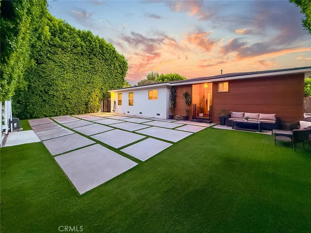 15722 Magnolia Encino, CA 91436