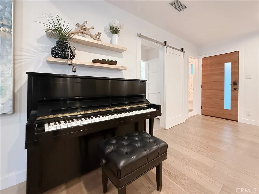 15722 Magnolia Encino, CA 91436