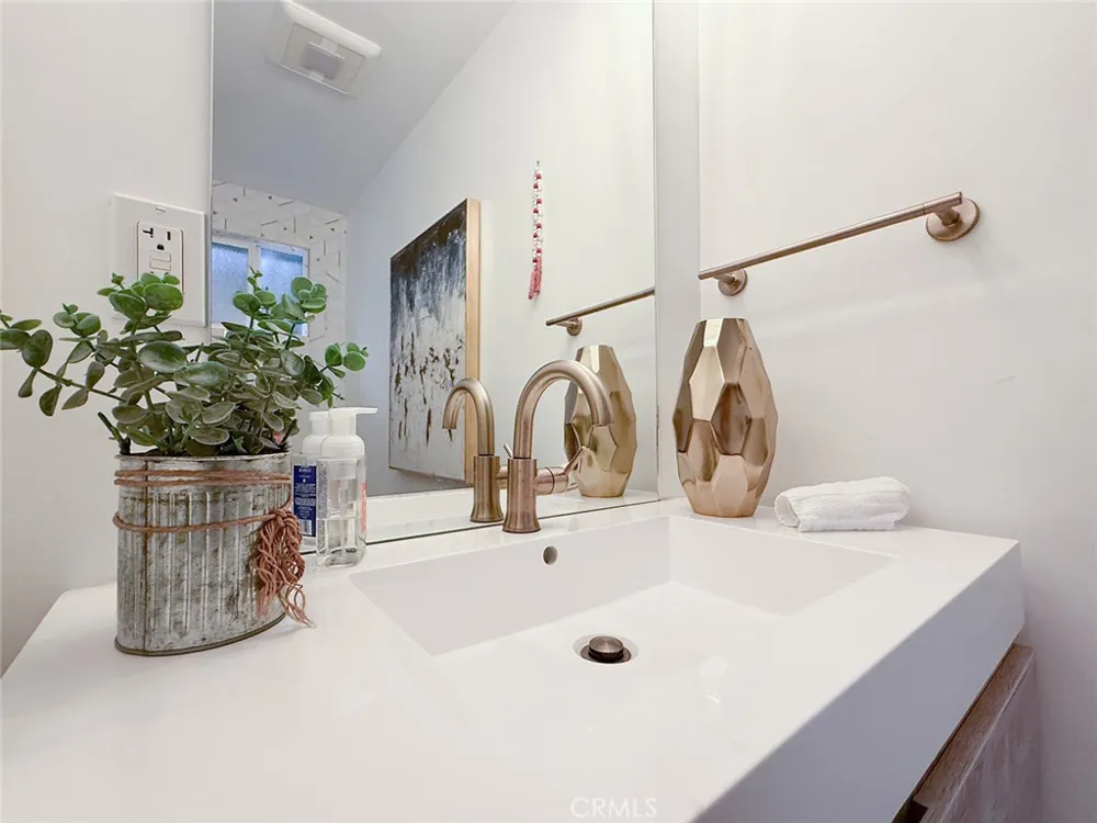15722 Magnolia Encino, CA 91436