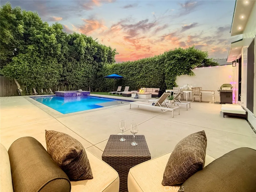15722 Magnolia Encino, CA 91436
