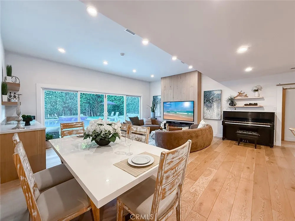 15722 Magnolia Encino, CA 91436