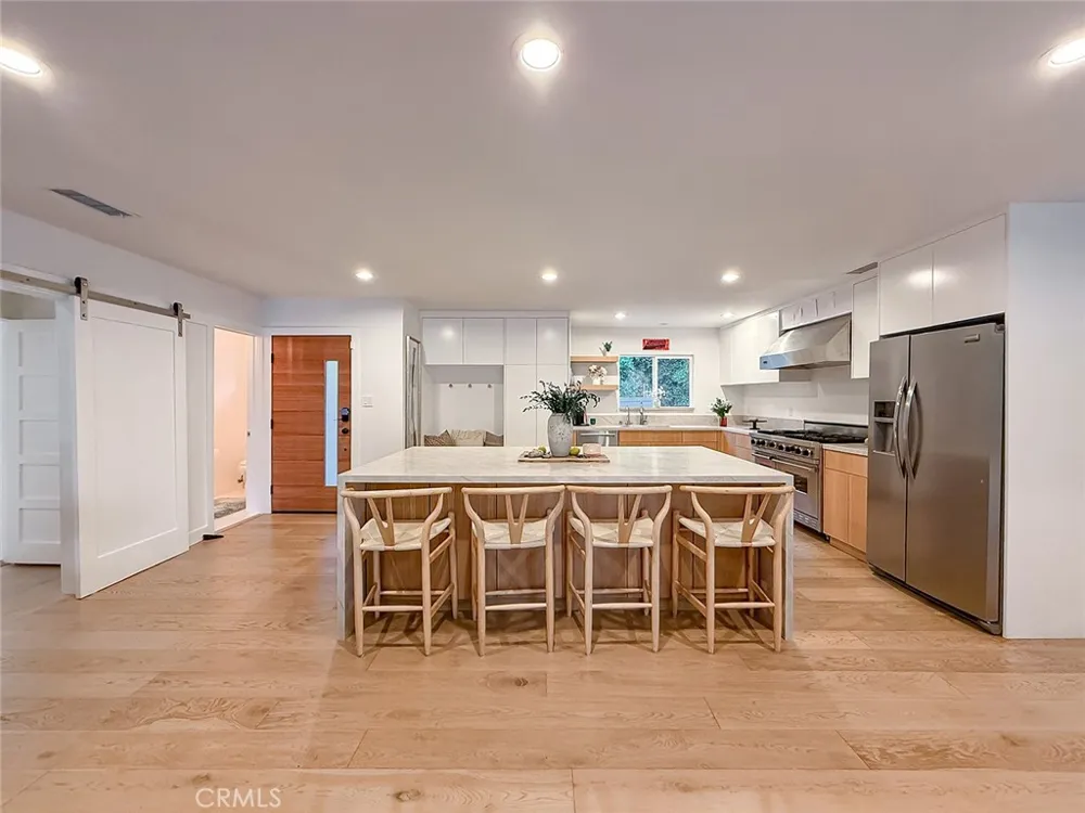 15722 Magnolia Encino, CA 91436