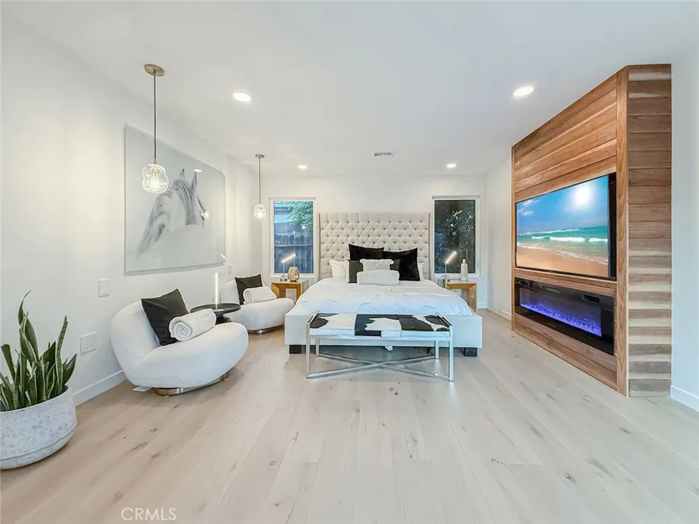 15722 Magnolia Encino, CA 91436