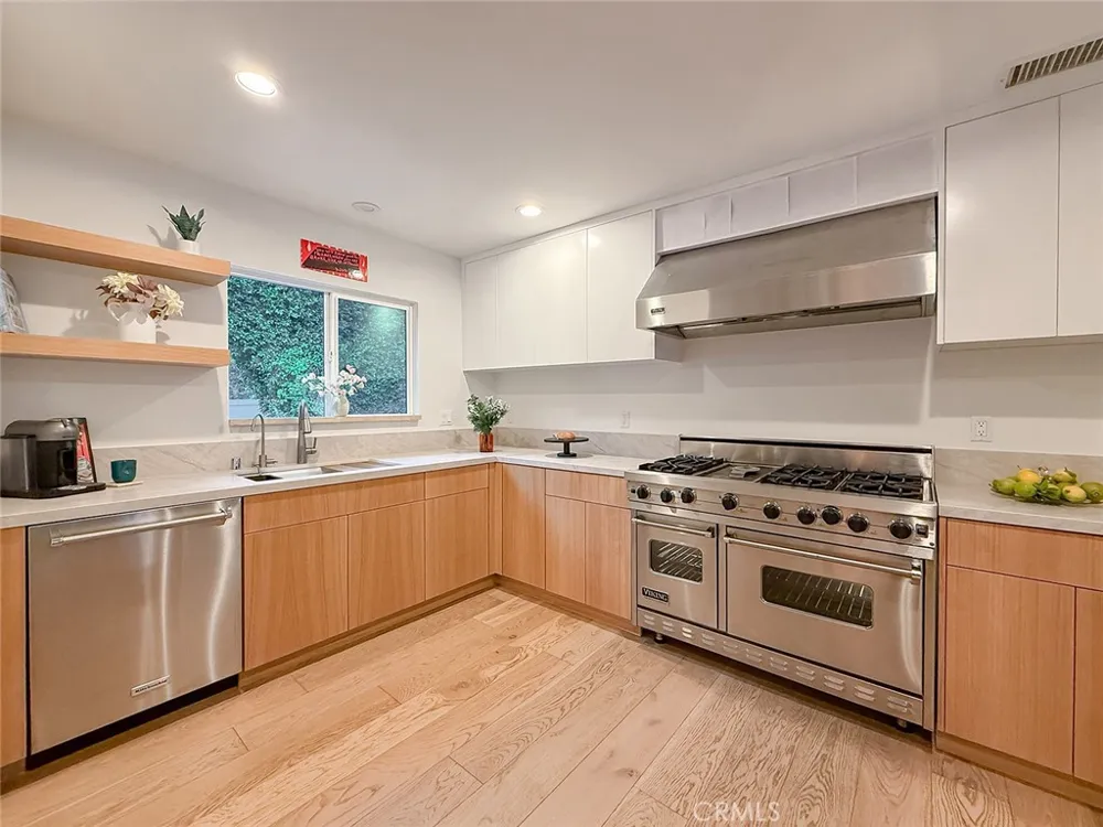 15722 Magnolia Encino, CA 91436