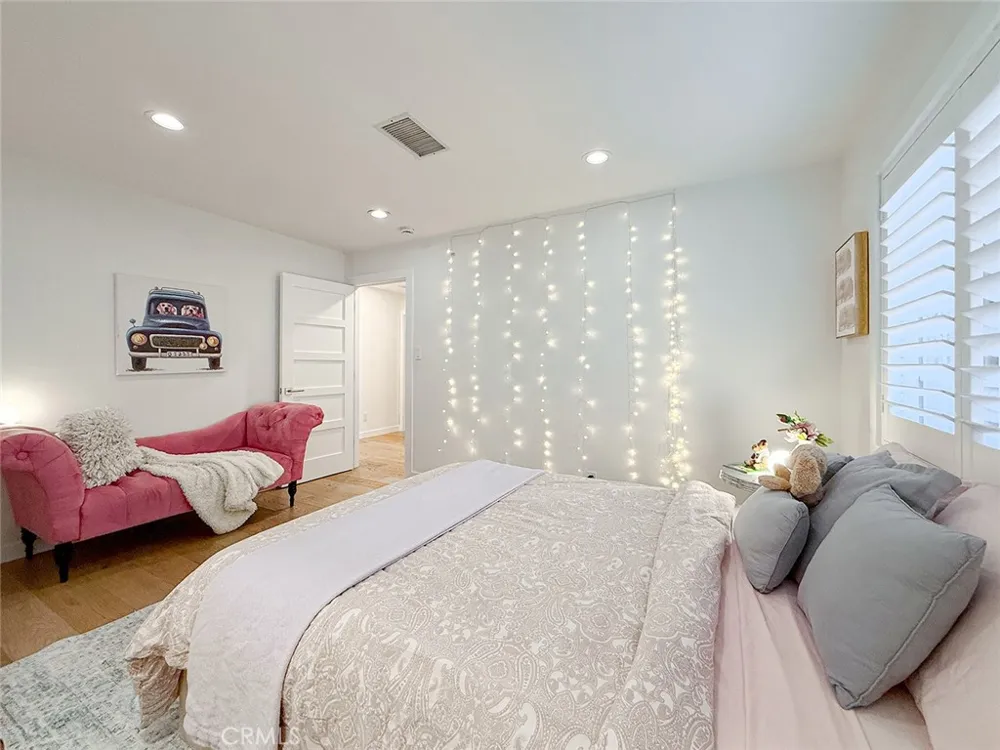 15722 Magnolia Encino, CA 91436