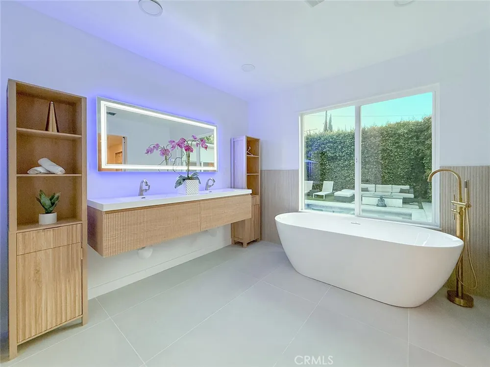 15722 Magnolia Encino, CA 91436
