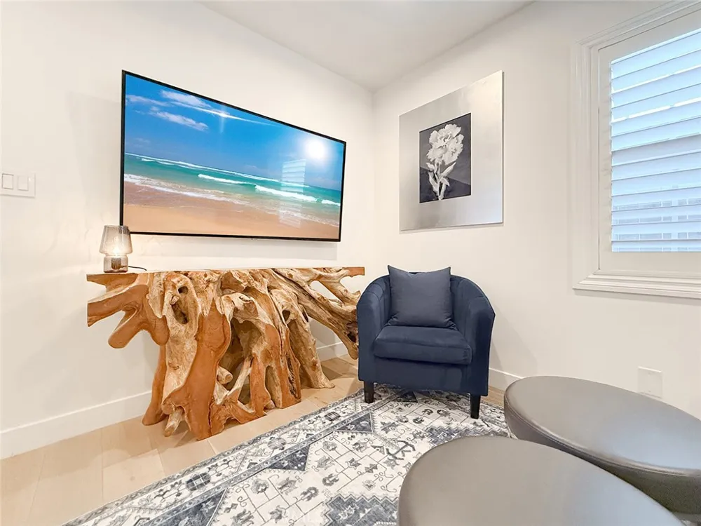 15722 Magnolia Encino, CA 91436