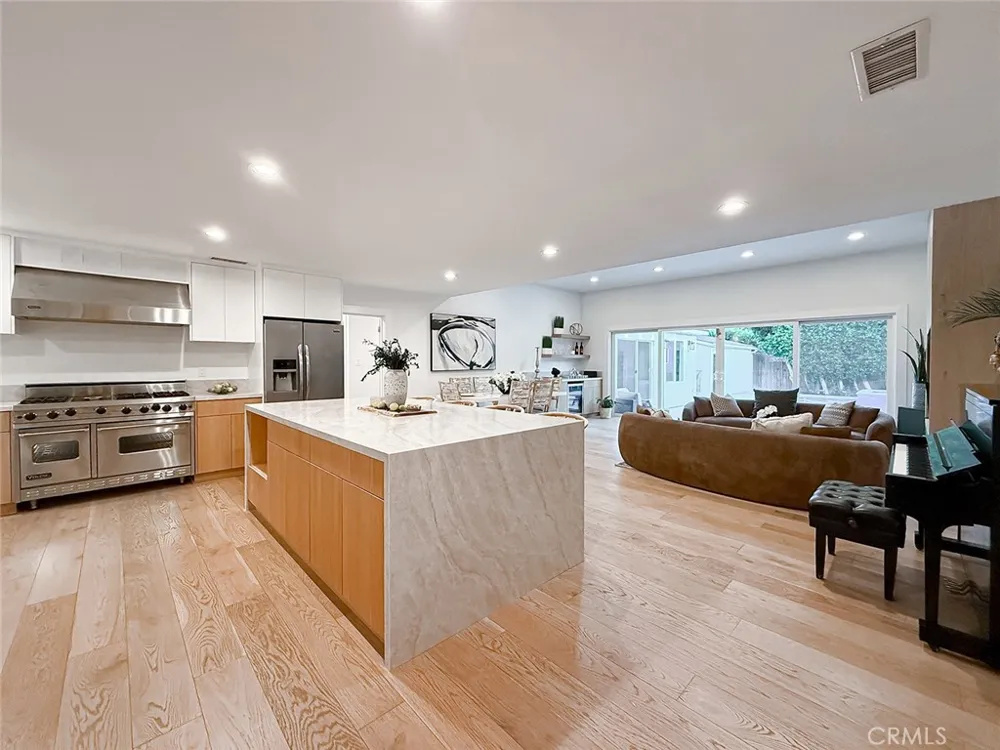 15722 Magnolia Encino, CA 91436