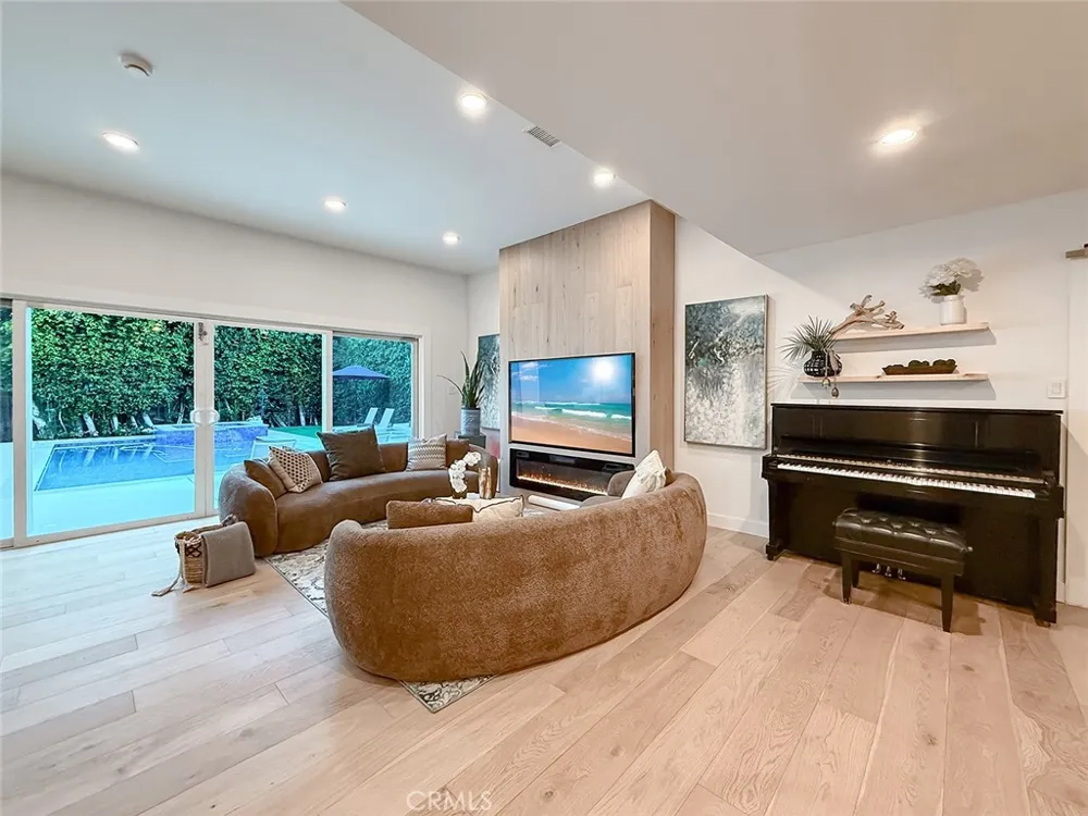 15722 Magnolia Encino, CA 91436