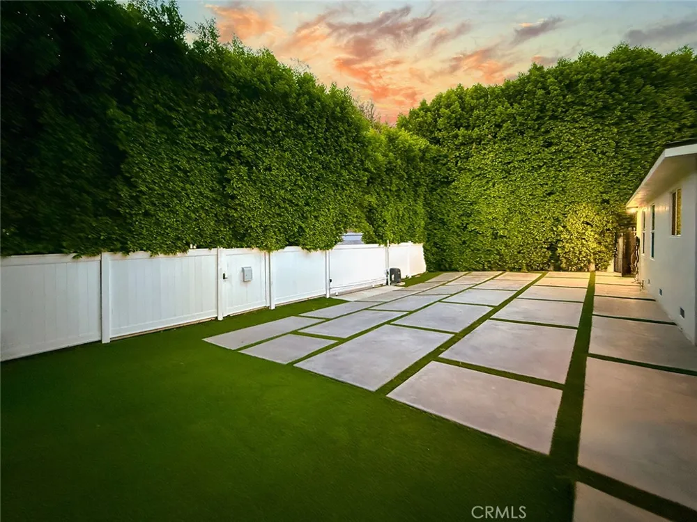 15722 Magnolia Encino, CA 91436
