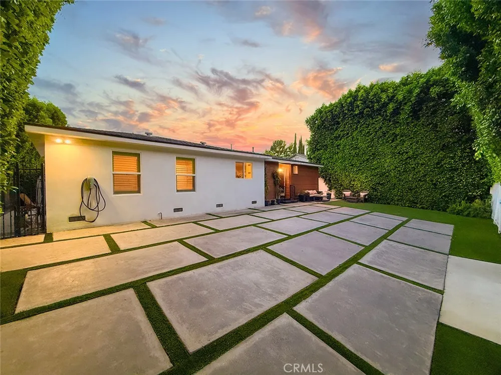15722 Magnolia Encino, CA 91436