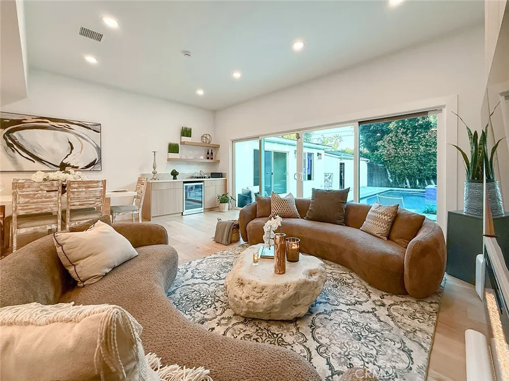 15722 Magnolia Encino, CA 91436
