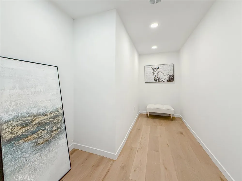 15722 Magnolia Encino, CA 91436