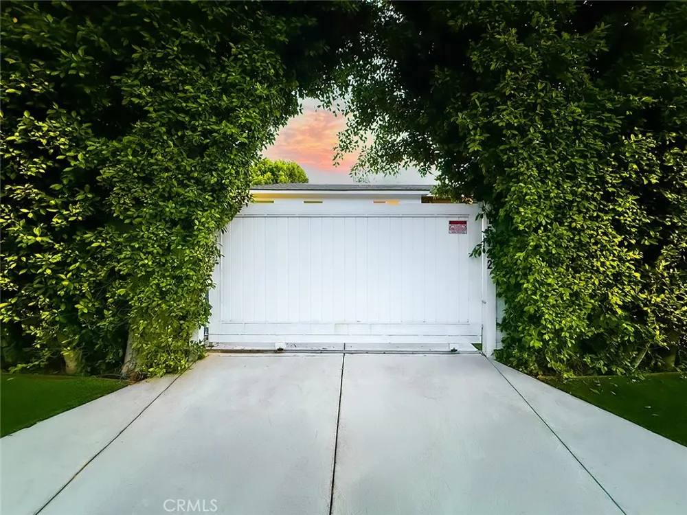15722 Magnolia Encino, CA 91436