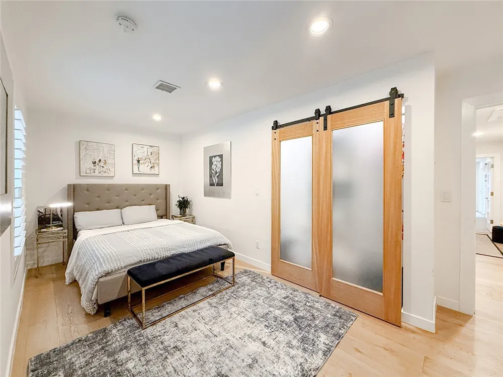 15722 Magnolia Encino, CA 91436