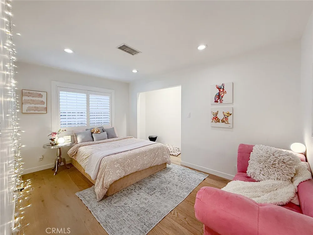 15722 Magnolia Encino, CA 91436
