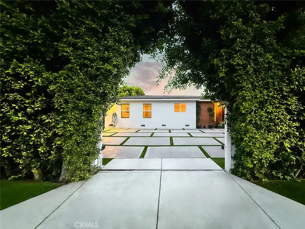 15722 Magnolia Encino, CA 91436