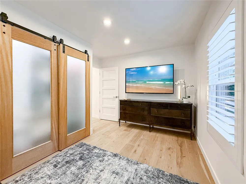 15722 Magnolia Encino, CA 91436